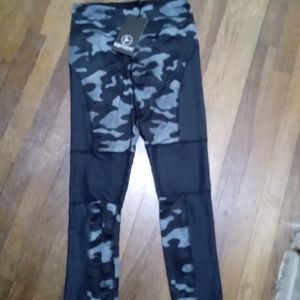 NWT 90°Degree By Reflex leggings with mesh behind knees